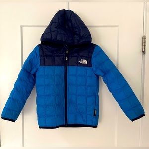 The North Face Kid’s ThermoBall Hooded Jacket in Arctic Blue